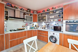 продается 3х комнатная квартира в спальном районе.